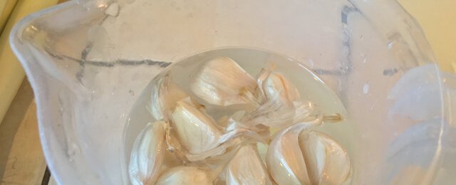 Quick tip: Peeling&nbsp;garlic